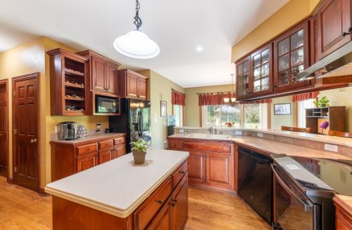 10420 Burning Bush Ln, Thiensville, WI 53092-4487