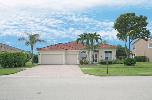 2263 Grove Dr, Naples, FL 34120-7497