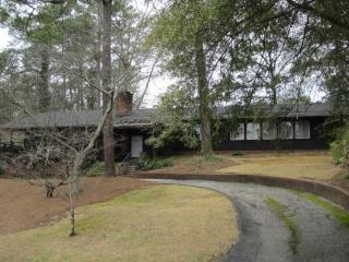 1810 Lakeshore Dr, Fayetteville, NC 28305-5241