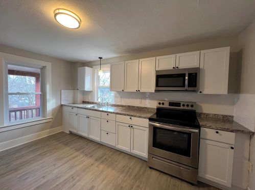 59 Oak St, Dover NH  03820-2828 exterior