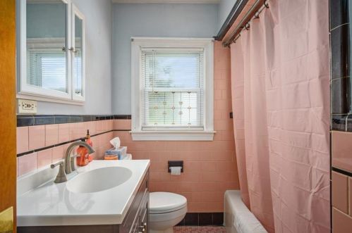 76 Puritan Ave, Coventry RI 02816-8151 exterior