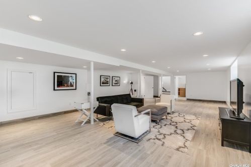 2 Blue Sea Ln, Great Neck NY  11024-1504 exterior