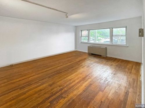 81 Grand Ave, Englewood NJ  07631-3530 exterior