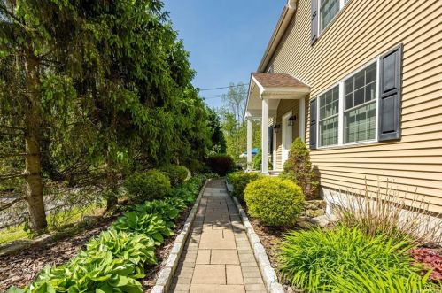 855 Peekskill Hollow Rd, Tompkins Corners, NY 10579-1701
