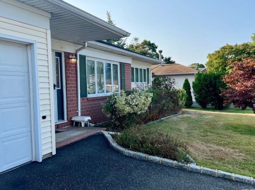 17 Colony Dr, West Sayville, NY 11796-1610