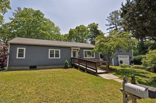 21 Dwight St, Halifax, MA 02338-1325