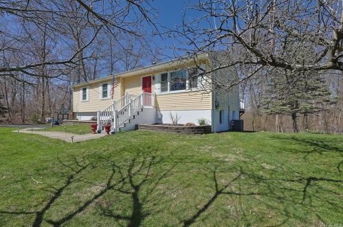 239 Bedford Ln, Fishkill, NY 12524-2803