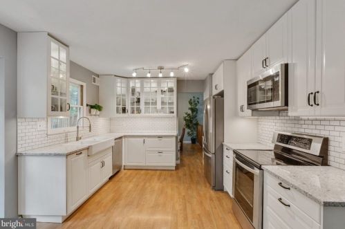13380 Frinks Ct, Herndon, VA 20170-4013