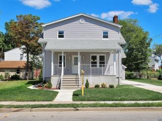 218 Park St, Moonachie, NJ 07074-1118