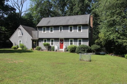 5 Mohegan Ln, Amston, CT 06231-1313