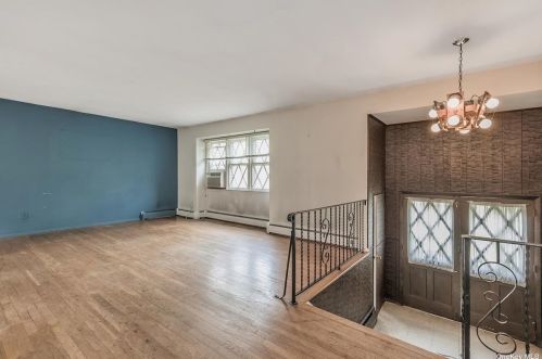 9 Foothill Ln, Elwood NY  11731-4106 exterior