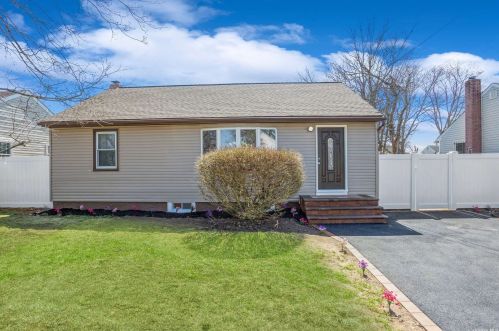 114 Davidson St, Wheatley Heights, NY 11798-4408
