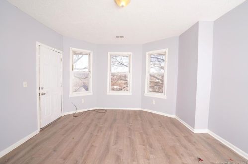 99 Lounsbury Ave, Waterbury, CT 06706-1420