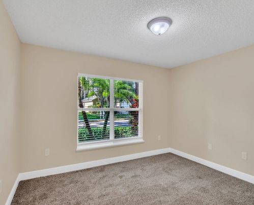 1220 25th Ter, Vero Beach FL 32968-5068 exterior