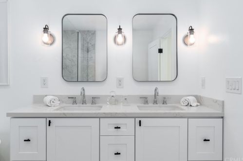 1712 Tradewinds Ln, Newport Beach CA  92660-4312 exterior