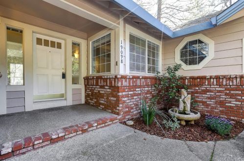 19098 Lake Forest Dr, Lake Wildwood, CA 95946-9418