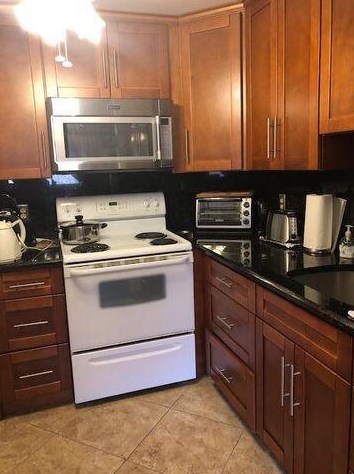 650 Saxony, Delray Beach, FL 33446-1052