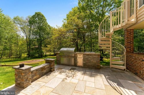 10085 Fox Hound Dr, Nokesville VA  20181-1431 exterior