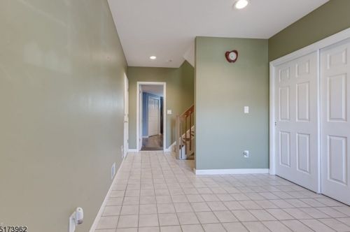 61 Woodland Dr, West Paterson NJ  07424-3707 exterior