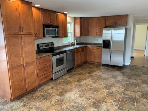 132 Frontenac St, Chicopee, MA 01020-3326