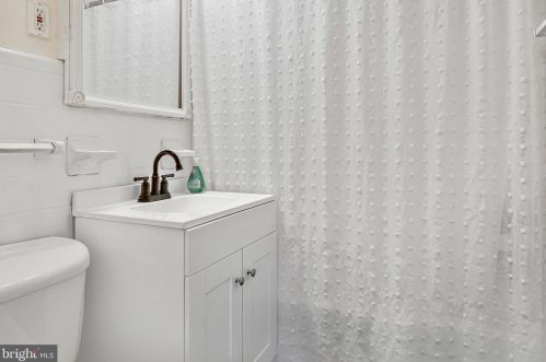 5001 Sunset Dr, Harrisburg PA  17112-2168 exterior