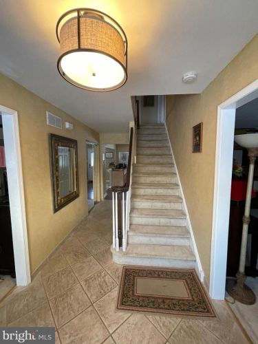 14 Windy Knoll Dr, Southampton, PA 18954-1409