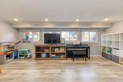 23 Corona Dr, Bethpage NY  11714-4547 exterior