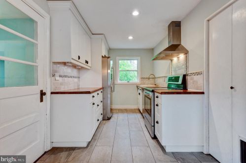 15 Kings Ln, Southampton, PA 18954-1233