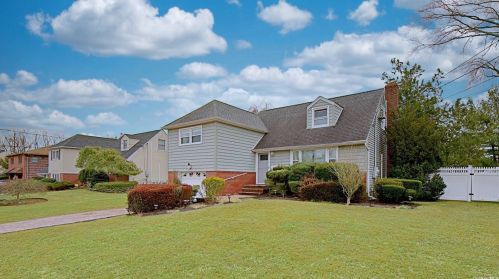 22 Parkview Cir, Bethpage, NY 11714-2310