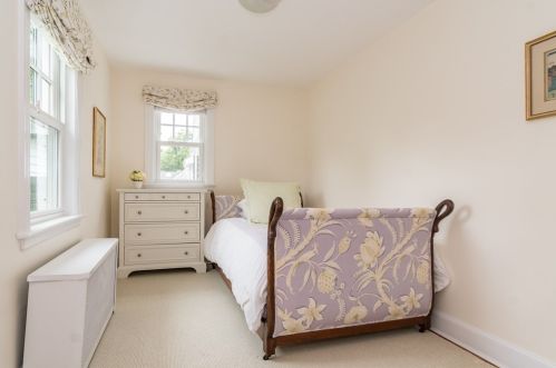 27 Appleby Rd, Wellesley MA 02482-6918 exterior