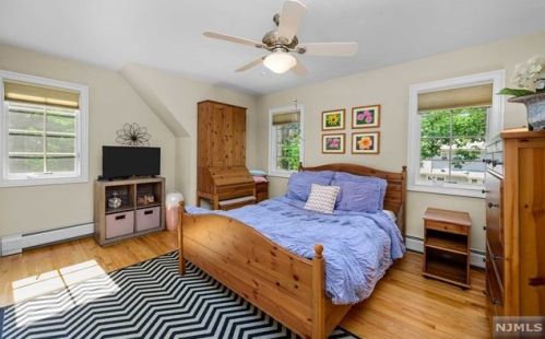 30 Oak Dr, Upper Saddle River NJ  07458-2132 exterior