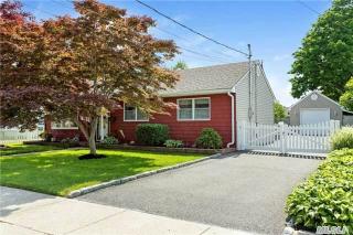 1416 Lombardy Blvd, Bayshore, NY 11706-4038
