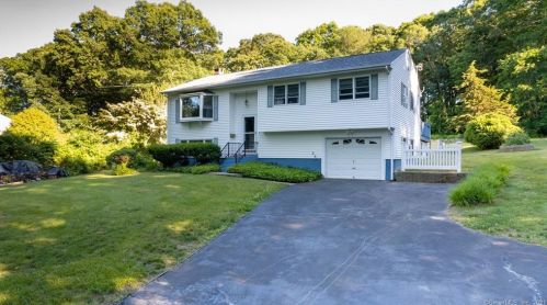 24 Mullen Hill Rd, Waterford, CT 06385-1909