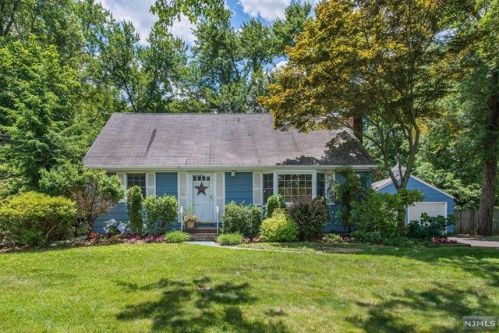 116 Cedar Ln, Closter, NJ 07624-1057