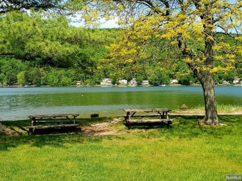 3 Willow Ln, West Milford Lakes NJ  07480-1334 exterior