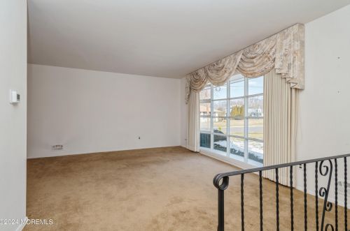135 Wynnewood Dr, East Freehold, NJ 07728-2819