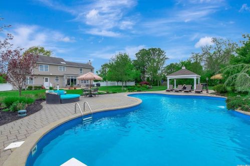 11 Blackberry Ln, Center Moriches, NY 11934-1412