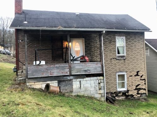 20 Brokers Ln, Penn, PA 15675-9603