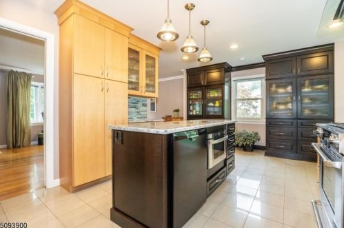 8 Edwin Rd, Greystone Park, NJ 07950-3105
