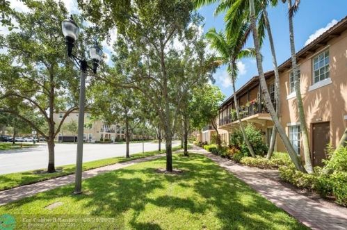 706 147th Ave, Hollywood, FL 33027-6124