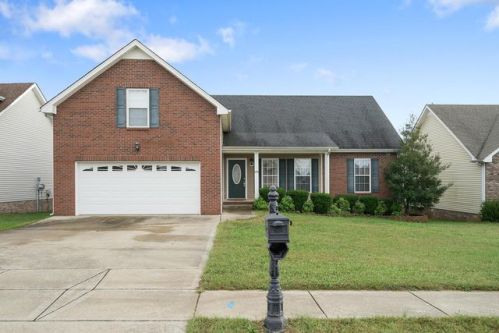 696 Foxfield Dr, Clarksville, TN 37042-7072