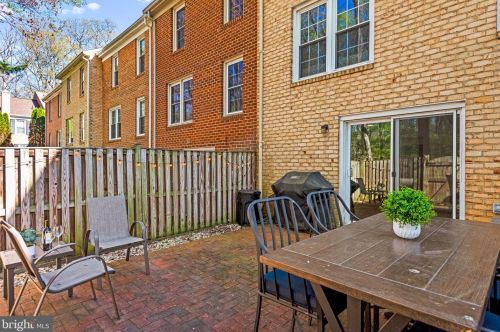 2314 Horseferry Ct, Herndon VA  20191-2718 exterior