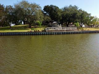 370 Redfish Dr, Jones Creek, TX 77541-7994