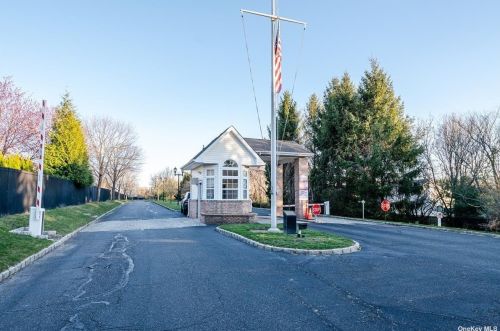 121 Constantine Way, Mount Sinai NY  11766-3005 exterior