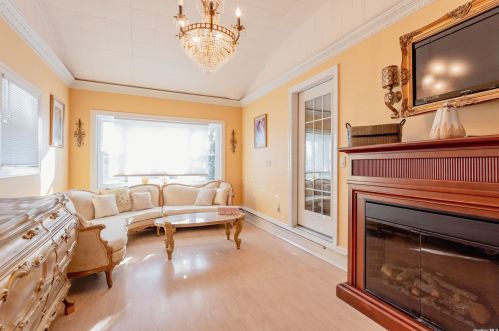 47 Myson St, West Islip NY  11795-2703 exterior