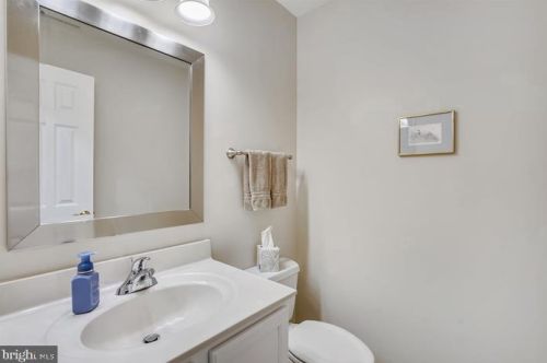 7328 Hampton Manor Pl, Springfield VA 22150-4921 exterior