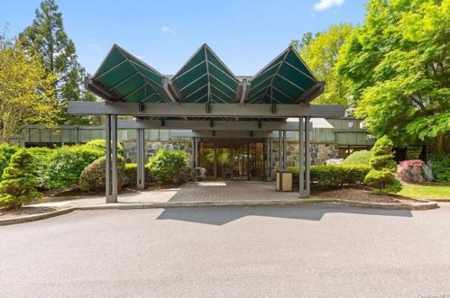 1 Fountain Ln, Scarsdale NY  10583-4625 exterior