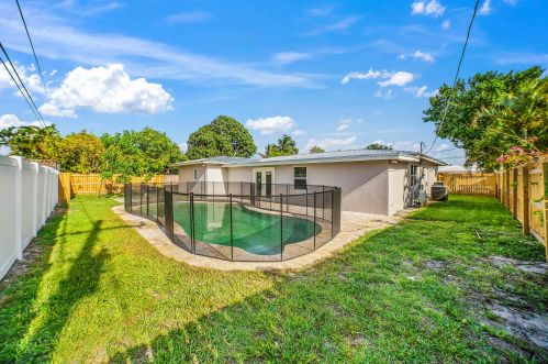 1573 8th St, Boca Raton, FL 33486-8405