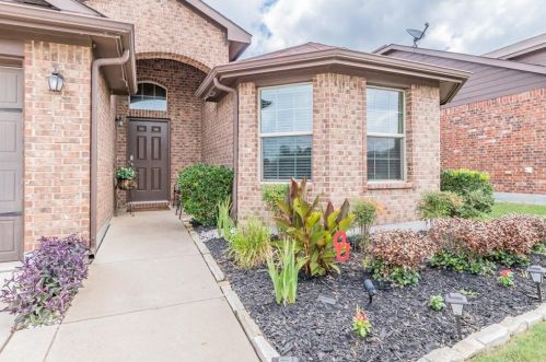 1617 Chivalry Ln, Fort Worth, TX 76140-5779