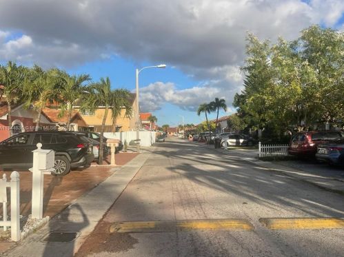 2773 54th St, Hialeah FL  33016-4083 exterior